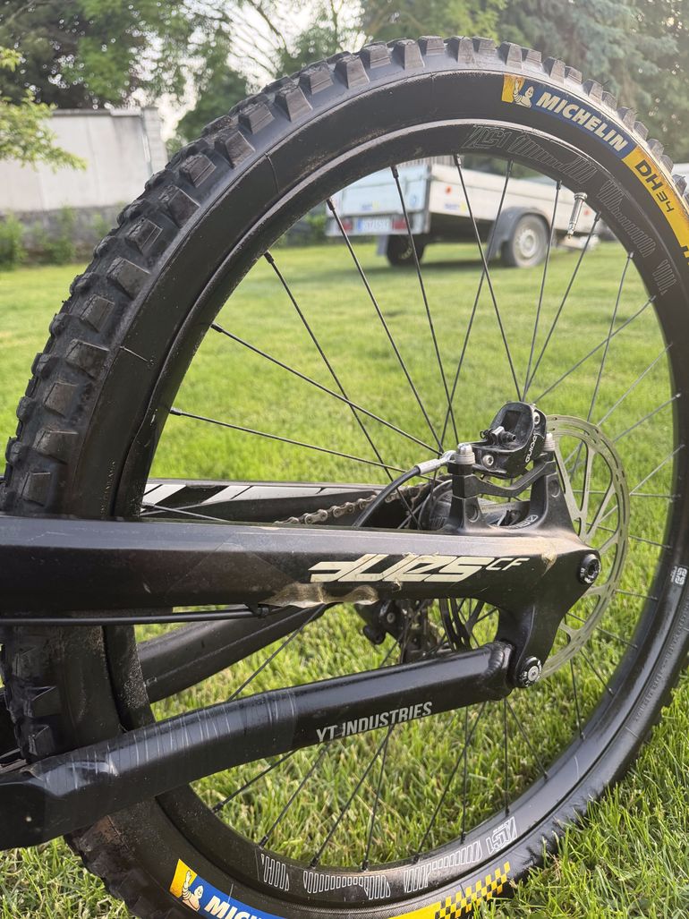 Used YT Industries YT Tues CF Downhill 2016 2016 Mountainbike, Black — image 4 of 23
