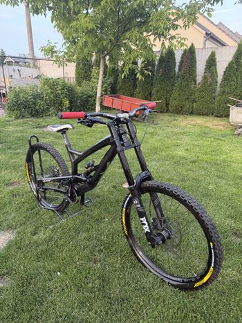 Used YT Industries YT Tues CF Downhill 2016 2016 Mountainbike, Black — image 10 of 23