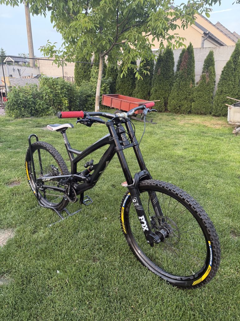 Used YT Industries YT Tues CF Downhill 2016 2016 Mountainbike, Black — image 10 of 23