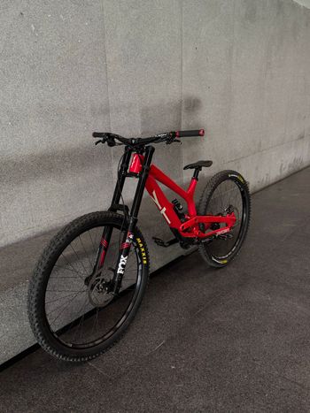 Used YT YT Custom Shimano Saint 2024 Mountainbike, Rosso — image 2 of 4