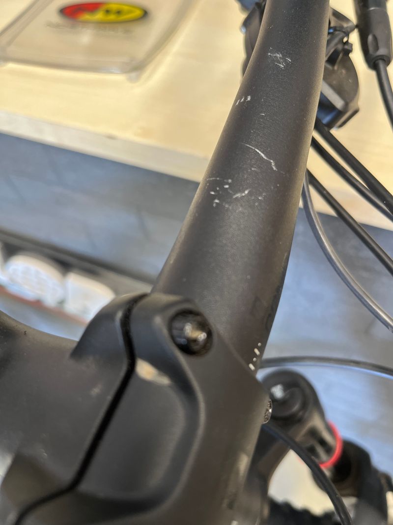 Used Trek E-Caliber 9.6 2022 2022 Mountainbike, Black, 29 — image 4 of 5