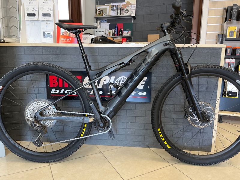 Used Trek E-Caliber 9.6 2022 2022 Mountainbike, Black, 29 — image 1 of 5