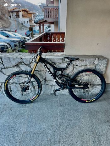 Used Santa Cruz Santa Cruz V10 2018 Mountainbike, Black — image 2 of 11