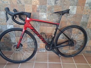 Giant Defy Advanced Pro 1 2020 2020 Road & Gravel usato, Rosso — immagine 1 di 4