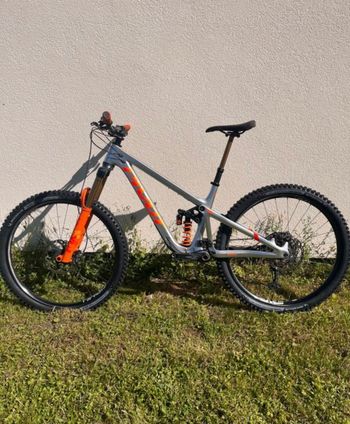 Used Pivot FIREBIRD Pro XT/XTR - Air w/ Carbon Wheels 2022 2022 Mountainbike — image 2 of 6