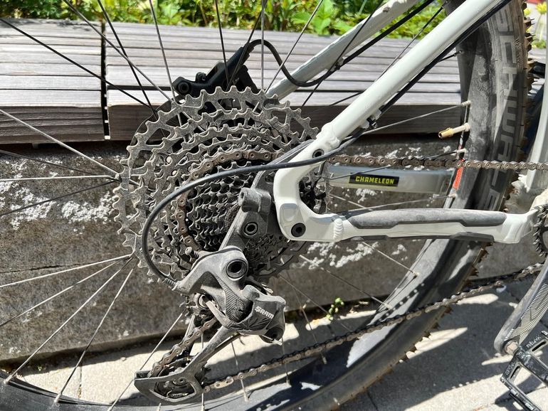 Used Santa Cruz Chameleon D Plus / Aluminum / 27+ 2021 2021 Mountainbike, Light Gray, 27.5 — image 3 of 5