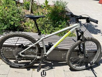 Used Santa Cruz Chameleon D Plus / Aluminum / 27+ 2021 2021 Mountainbike, Light Gray, 27.5 — image 2 of 5