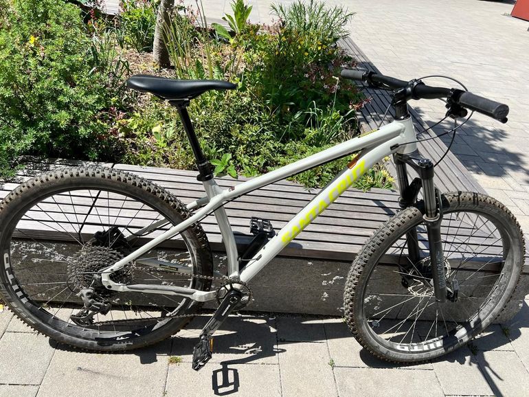 Used Santa Cruz Chameleon D Plus / Aluminum / 27+ 2021 2021 Mountainbike, Light Gray, 27.5 — image 2 of 5