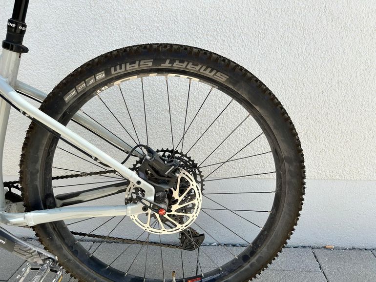 Used Santa Cruz Chameleon D Plus / Aluminum / 27+ 2021 2021 Mountainbike, Light Gray, 27.5 — image 5 of 5