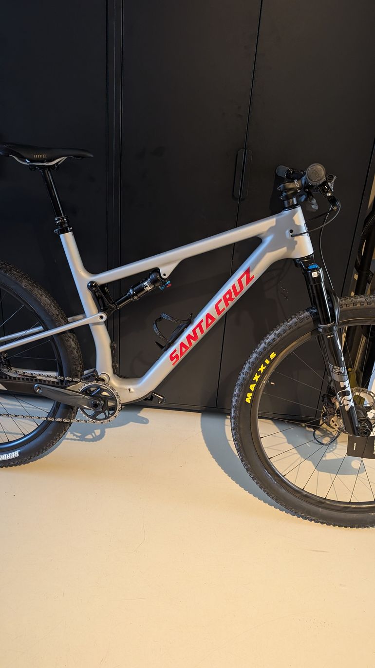 Used Santa Cruz Blur SRAM GX Eagle AXS 2025 Mountainbike, Gris claro — image 1 of 6