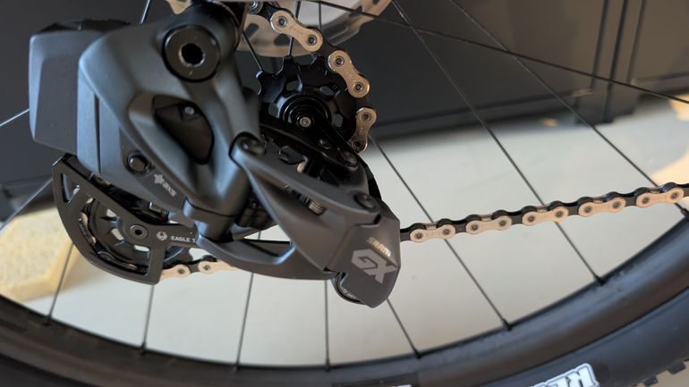 Used Santa Cruz Blur SRAM GX Eagle AXS 2025 Mountainbike, Gris claro — image 5 of 6