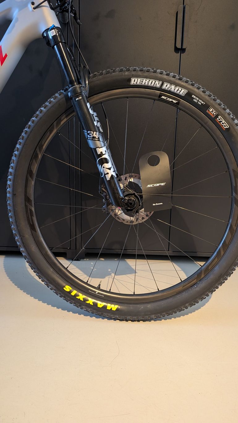 Used Santa Cruz Blur SRAM GX Eagle AXS 2025 Mountainbike, Gris claro — image 6 of 6