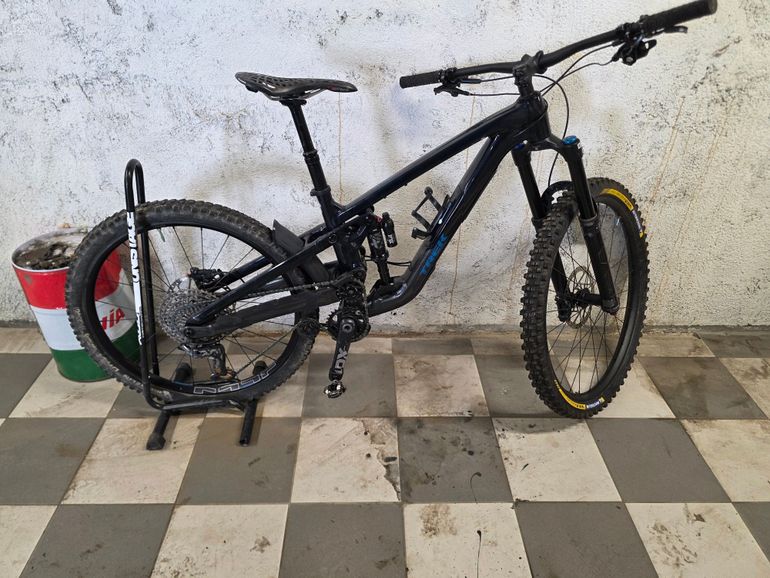 Used Trek Trek Slash 8 Gen 6 2022 Mountainbike — image 1 of 7
