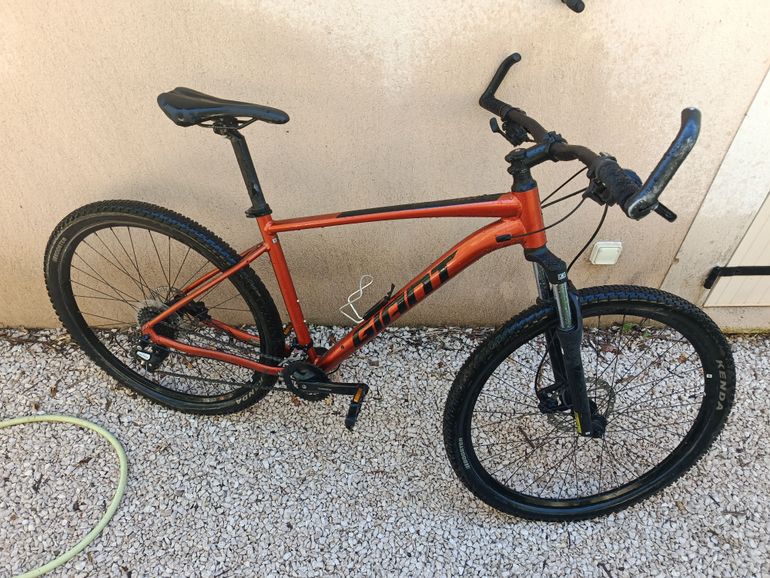 Used Giant Talon 3 2022 2022 Mountainbike, Orange, 27.5, 29 — image 1 of 3