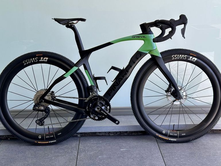Used Pinarello GREVIL F9 - SHIMANO GRX Di2 2025 2025 Road & Gravel, Schwarz — image 1 of 6