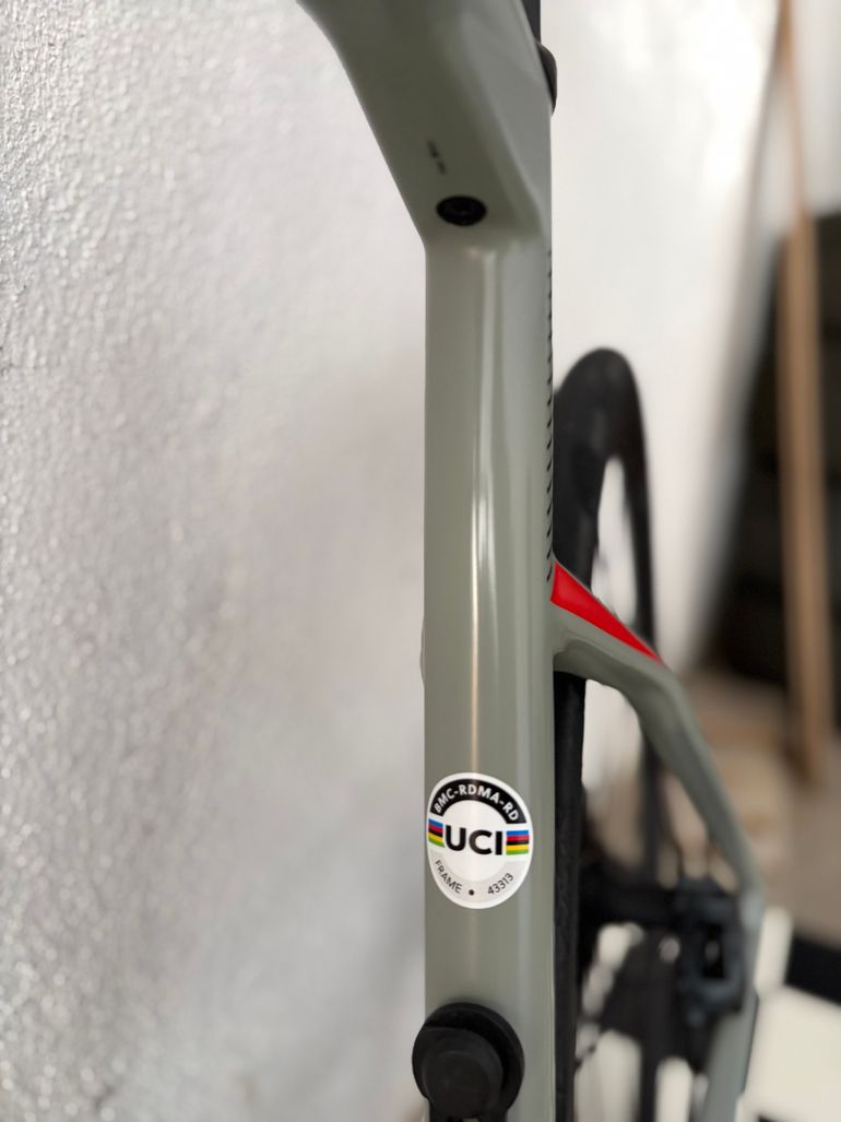 Used BMC Roadmachine 01 ONE 2020 2020 Road & Gravel, Hellgrau — image 2 of 21