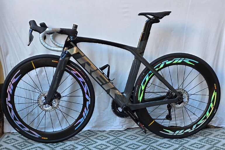 Used Trek Madone SLR 9 Trek Madone SLR 9 Custom Shimano Ultegra Di2 2024 Road & Gravel, Black — image 2 of 13