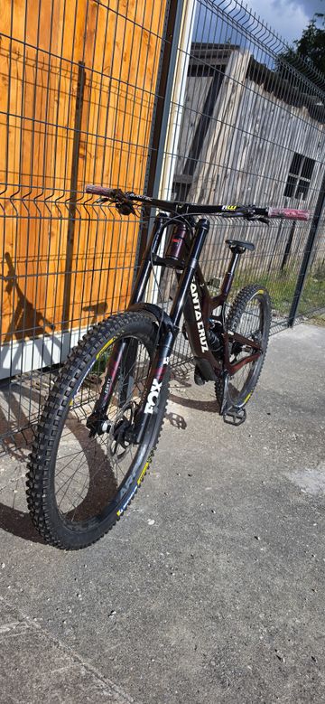 Tweedehands Santa Cruz V10 SRAM GX 2024 Mountainbike — afbeelding 2 van 6