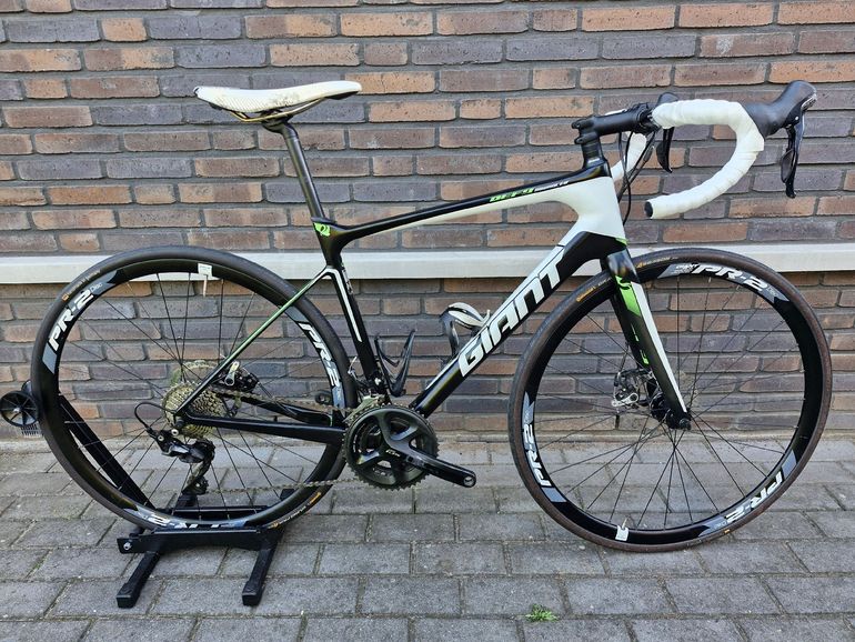 Giant Bicycles 2017 Giant Defy Advanced Road Bike 2017 Giant Defy