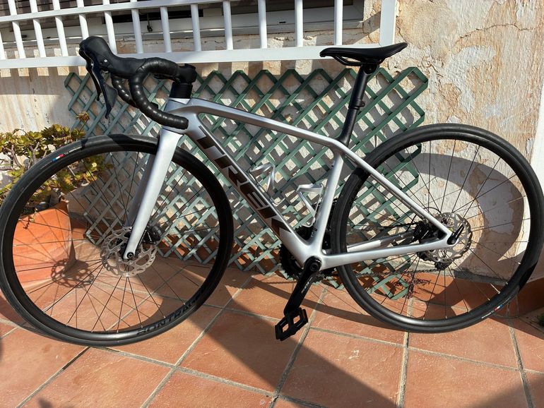 Used Trek Emonda Shimano 105 2025 Road & Gravel, Hellgrau — image 2 of 5