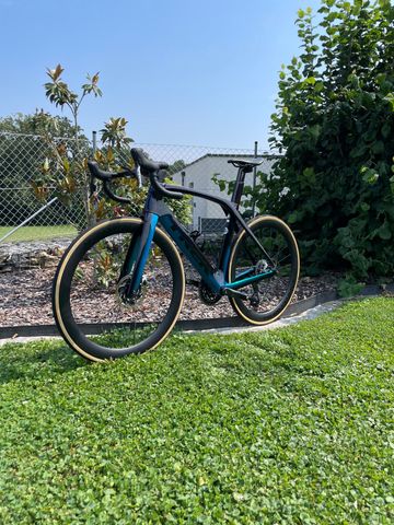 Used Trek Madone SRAM Red eTap AXS 2019 Road & Gravel, Blue — image 3 of 9