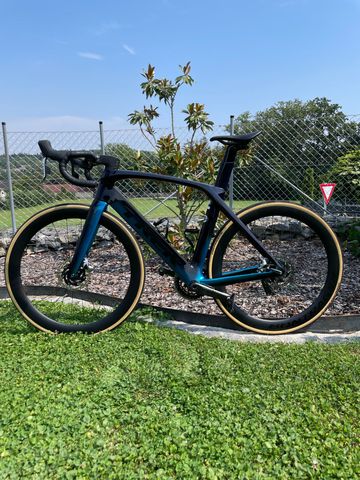 Used Trek Madone SRAM Red eTap AXS 2019 Road & Gravel, Blue — image 2 of 9