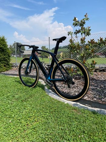 Used Trek Madone SRAM Red eTap AXS 2019 Road & Gravel — image 4 of 9