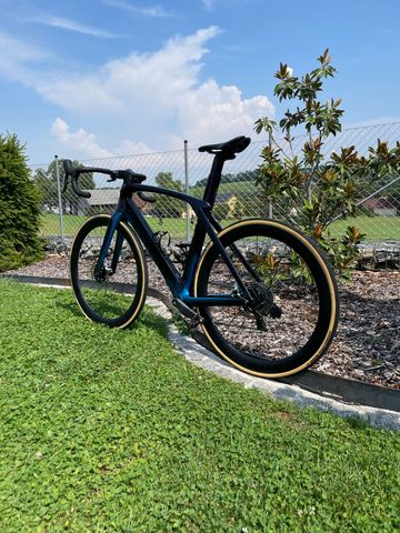 Used Trek Madone SRAM Red eTap AXS 2019 Road & Gravel, Blue — image 4 of 9