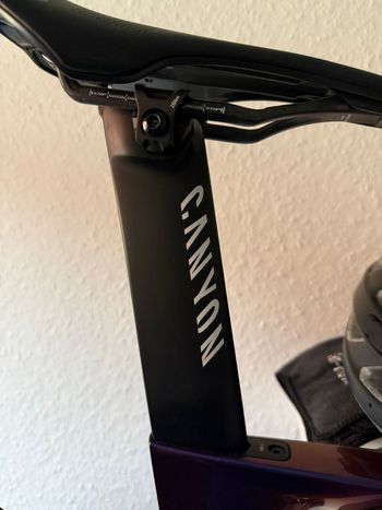Used Canyon Aeroad CFR Di2 2023 2023 Road & Gravel, Violett — image 9 of 13