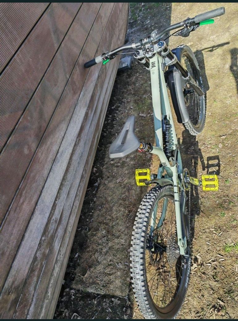 Used Commencal FURIOUS ESSENTIAL HERITAGE 2022 2022 Mountainbike — image 5 of 8