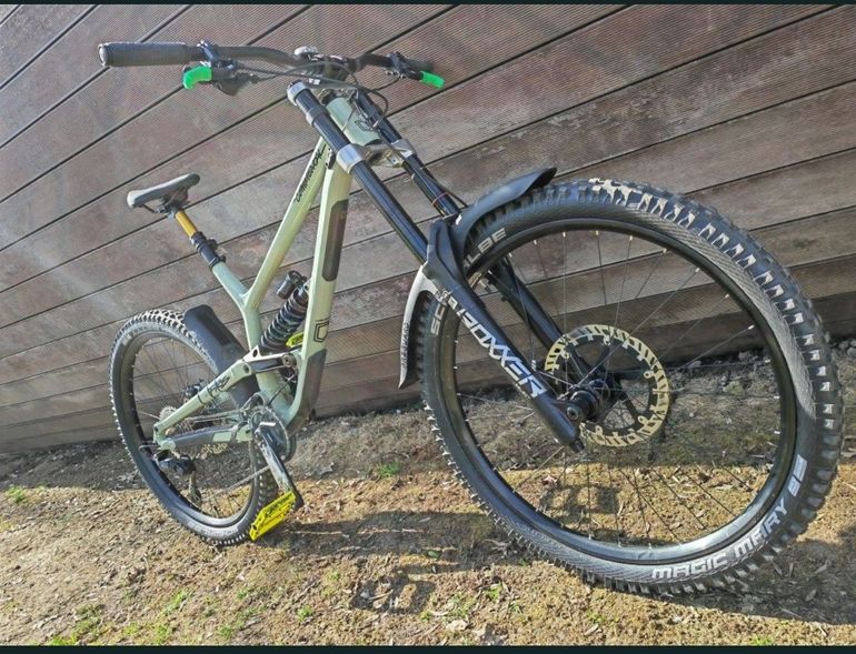 Used Commencal FURIOUS ESSENTIAL HERITAGE 2022 2022 Mountainbike — image 3 of 8
