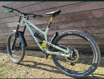 Used Commencal FURIOUS ESSENTIAL HERITAGE 2022 2022 Mountainbike — image 2 of 8