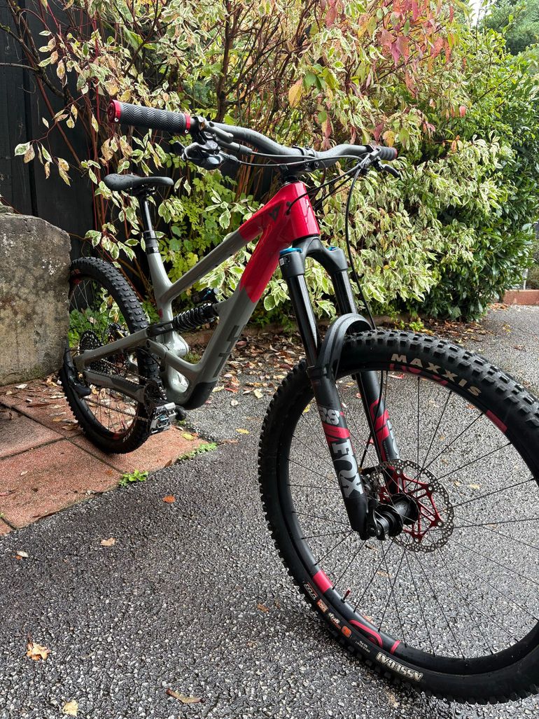 Used YT Industries Capra UNCAGED 10 MX CF 2023 2023 Mountainbike — image 3 of 7