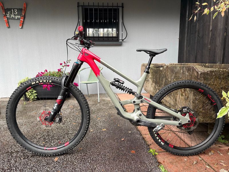 Brugt YT Industries Capra UNCAGED 10 MX CF 2023 2023 Mountainbike — billede 7 af 7