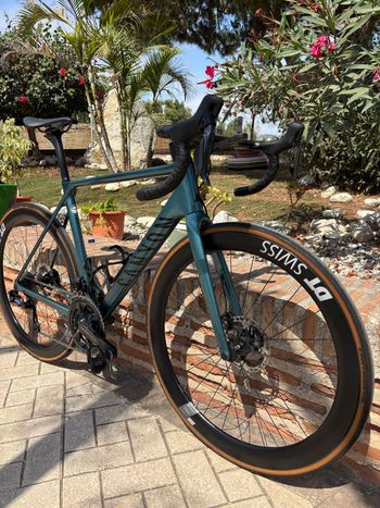 Used Canyon Ultimate CF SLX 9 Disc Di2 2023 2023 Road & Gravel, Verde — image 2 of 13