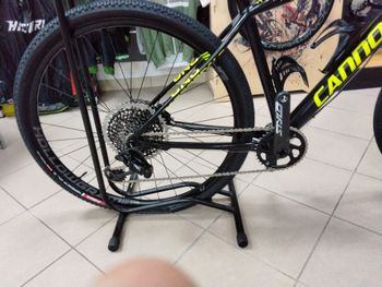 Used Cannondale F-Si Hi-MOD Ultimate 2023 2023 Mountainbike, Negro — image 3 of 4