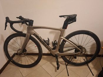 Used Pinarello F5 105 Di2 2025 2025 Road & Gravel, Grigio chiaro — image 2 of 5