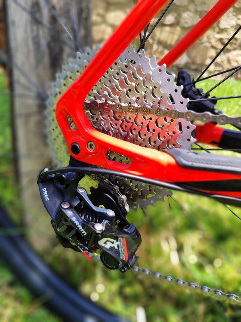 Used Specialized Stumpjumper SRAM GX 2016 Mountainbike, Red — image 4 of 12