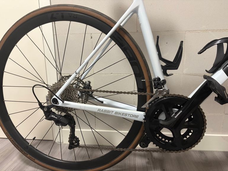 Used CUBE ATTAIN GTC RACE 2024 2024 Road & Gravel, Blanco — image 5 of 8
