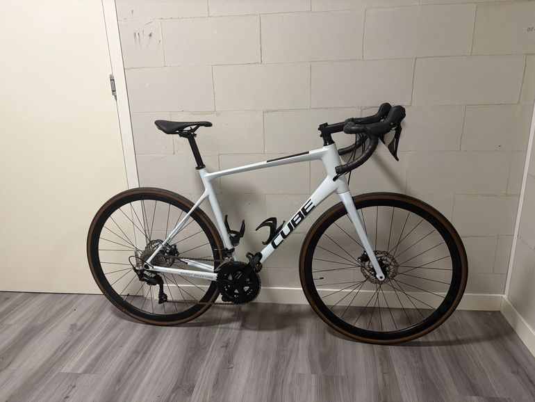 Used CUBE ATTAIN GTC RACE 2024 2024 Road & Gravel, Blanco — image 1 of 8