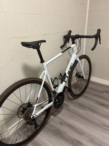 Used CUBE ATTAIN GTC RACE 2024 2024 Road & Gravel, Blanco — image 3 of 8