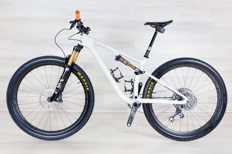 Used Specialized Epic EVO Pro 2023 Mountainbike, White — image 2 of 34