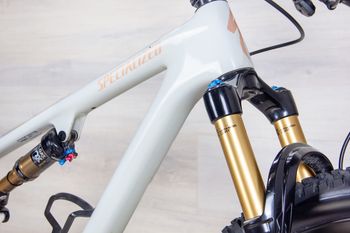 Used Specialized Epic EVO Pro 2023 Mountainbike, White — image 9 of 34