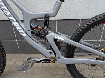Used Santa Cruz V10.7 MX M 2022 Mountainbike, Grigio chiaro — image 8 of 13