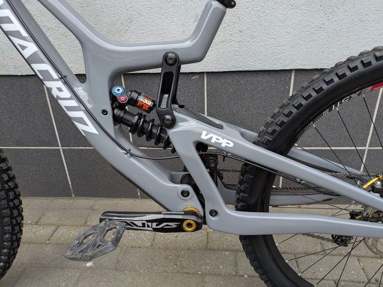 Used Santa Cruz V10.7 MX M 2022 Mountainbike, Grigio chiaro — image 8 of 13