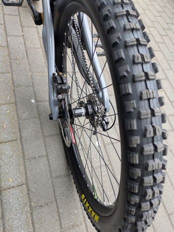 Used Santa Cruz V10.7 MX M 2022 Mountainbike, Grigio chiaro — image 4 of 13