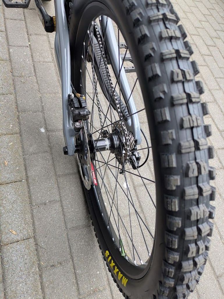 Used Santa Cruz V10.7 MX M 2022 Mountainbike, Grigio chiaro — image 4 of 13