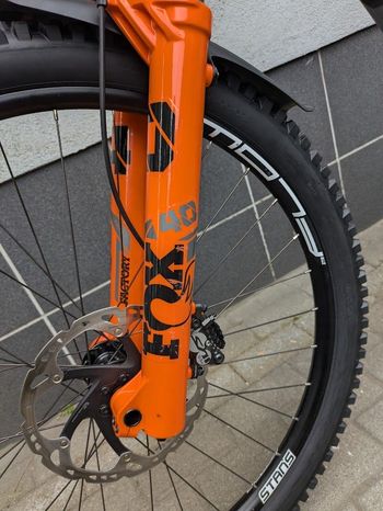 Used Santa Cruz V10.7 MX M 2022 Mountainbike, Grigio chiaro — image 10 of 13