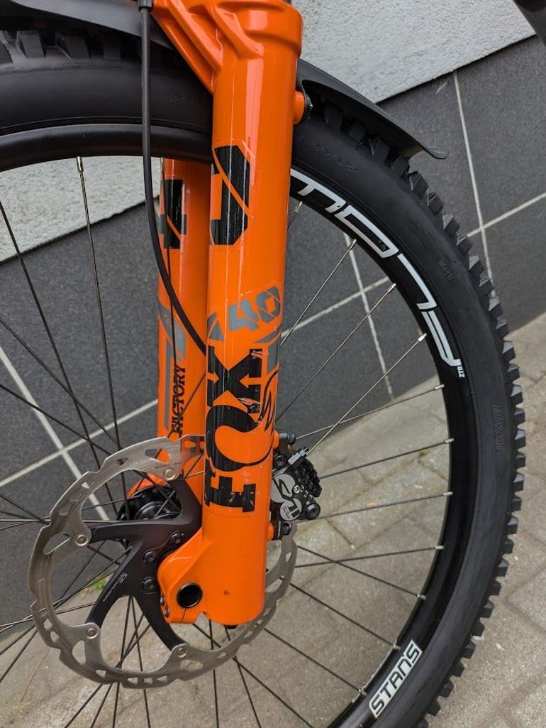 Used Santa Cruz V10.7 MX M 2022 Mountainbike, Grigio chiaro — image 10 of 13