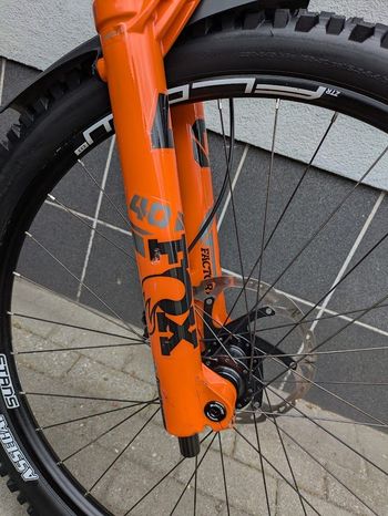 Used Santa Cruz V10.7 MX M 2022 Mountainbike, Grigio chiaro — image 13 of 13